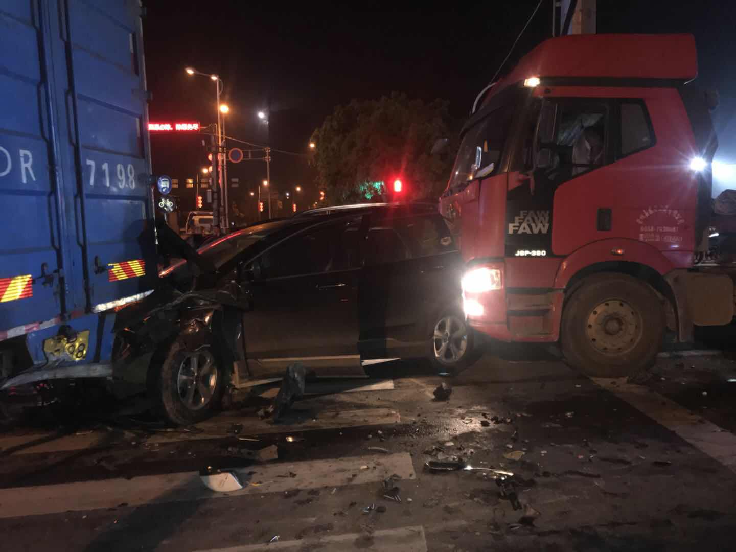 衢州交警发布通报 隧道追尾事故1死2伤_卡车之家