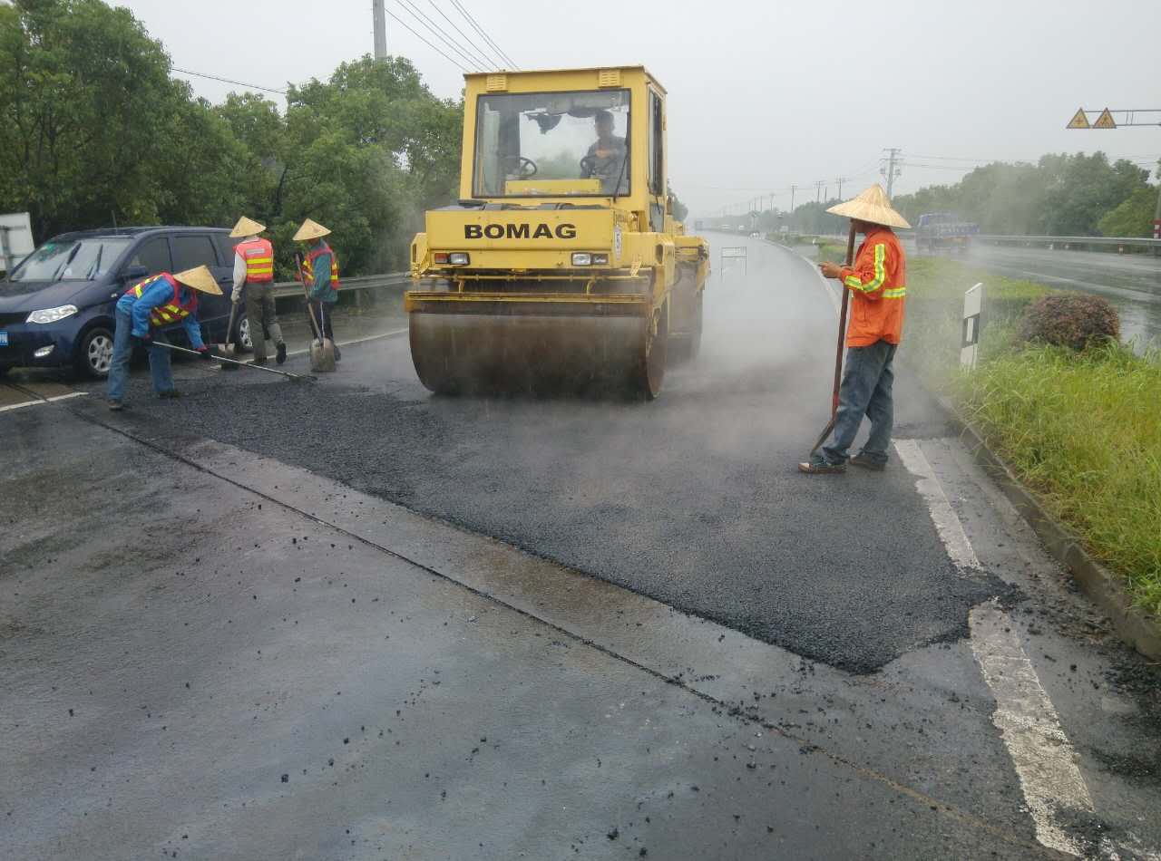 图为桥头跳车整治