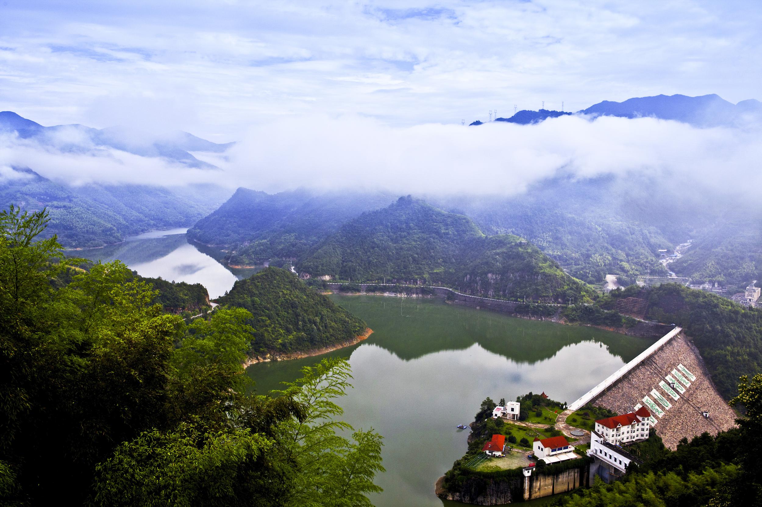 图为泽雅湖之晨