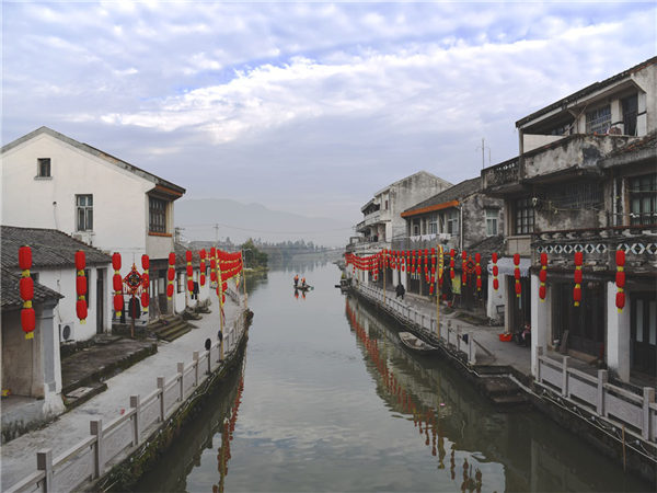 图为鸣山村.