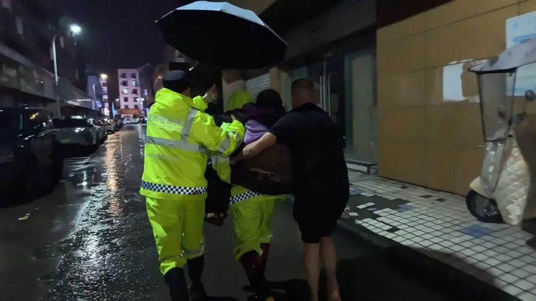 平阳12名血透患者被困积水,暴雨中的“生命接力”!